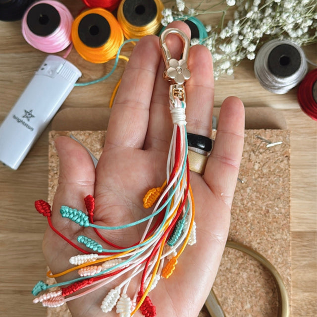 Bunter Schlüsselanhänger in Seidenoptik