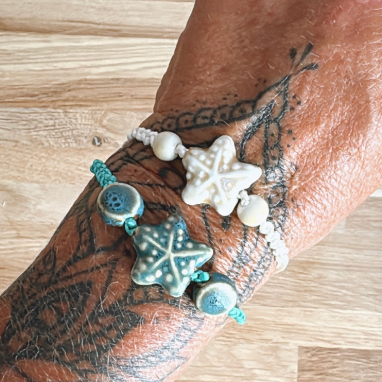 Armband mit Keramik Seesternen für den sommerlichen Look