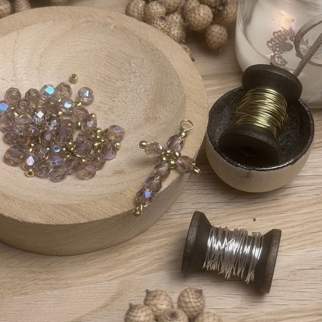 Kreuz aus Draht und Perlen