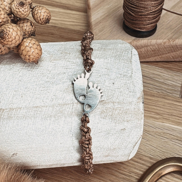 Babyfüßchen-Armband mit Spiralknoten