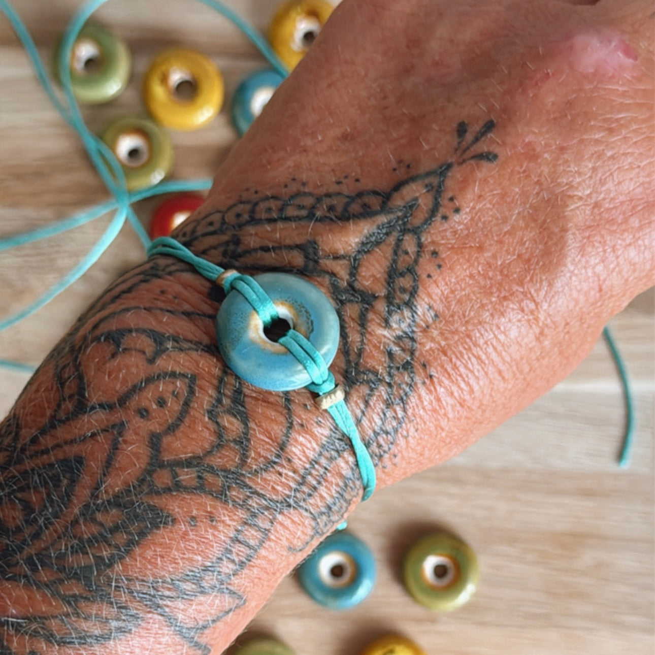 Sommerliches Armband mit Keramik Donut Perle