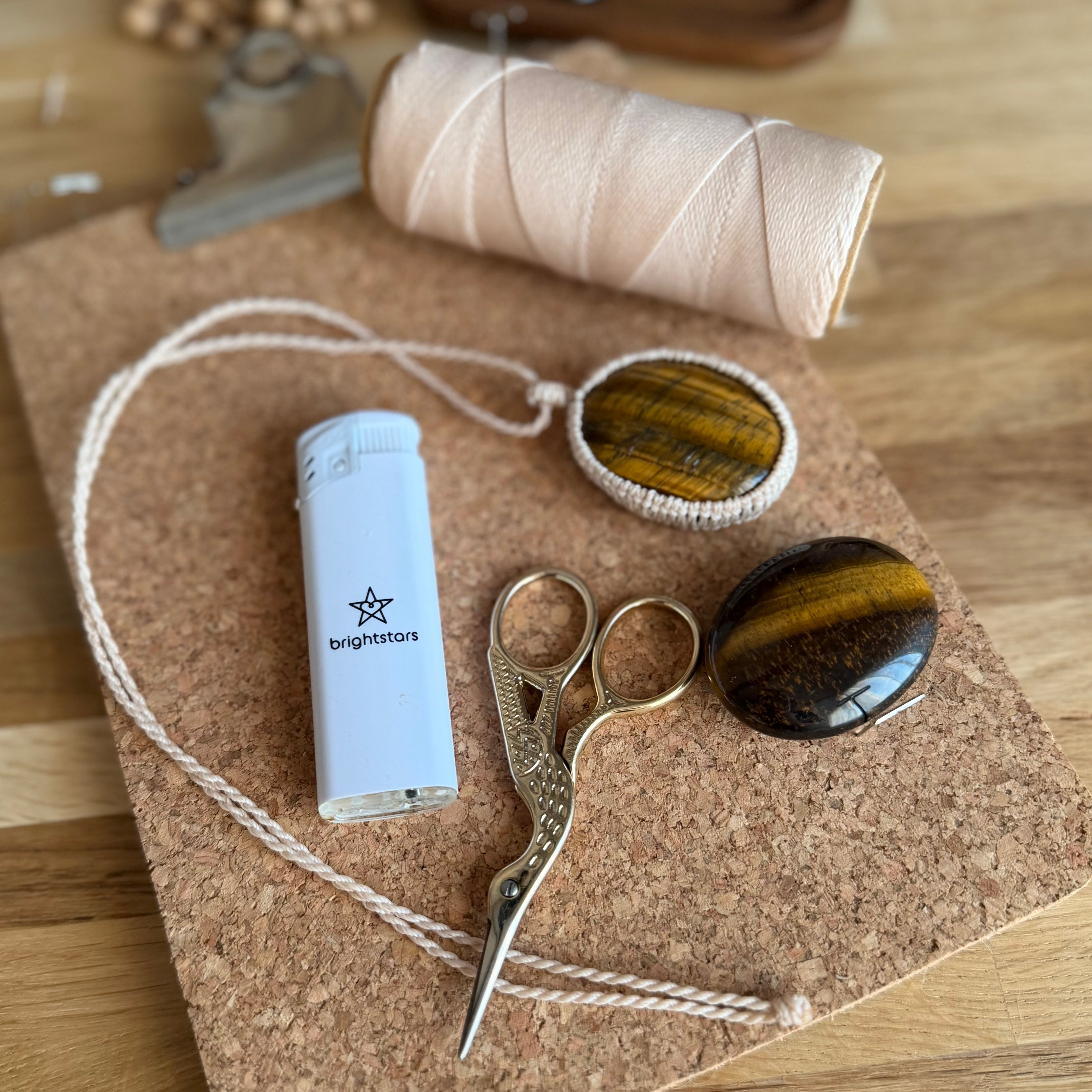 Tigerauge einfassen – Mikromakramee Kette