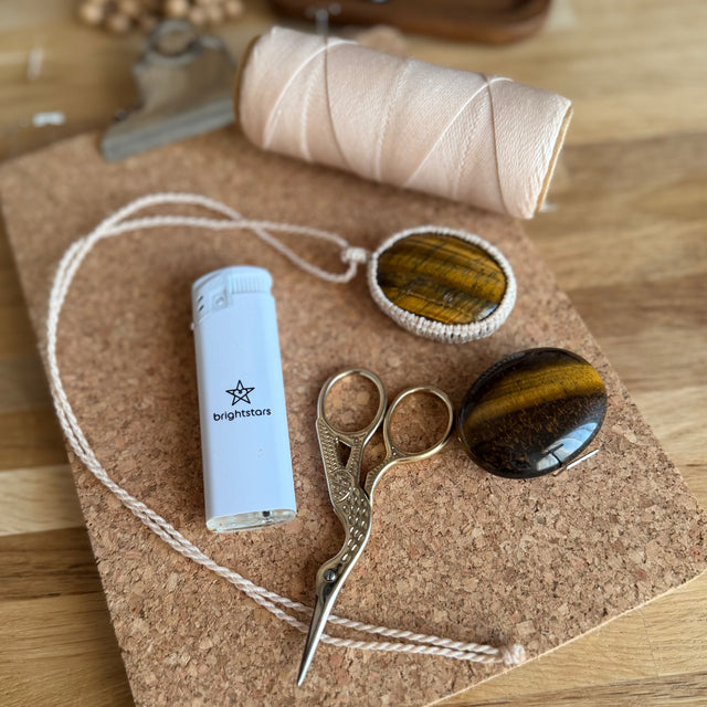 Tigerauge einfassen – Mikromakramee Kette