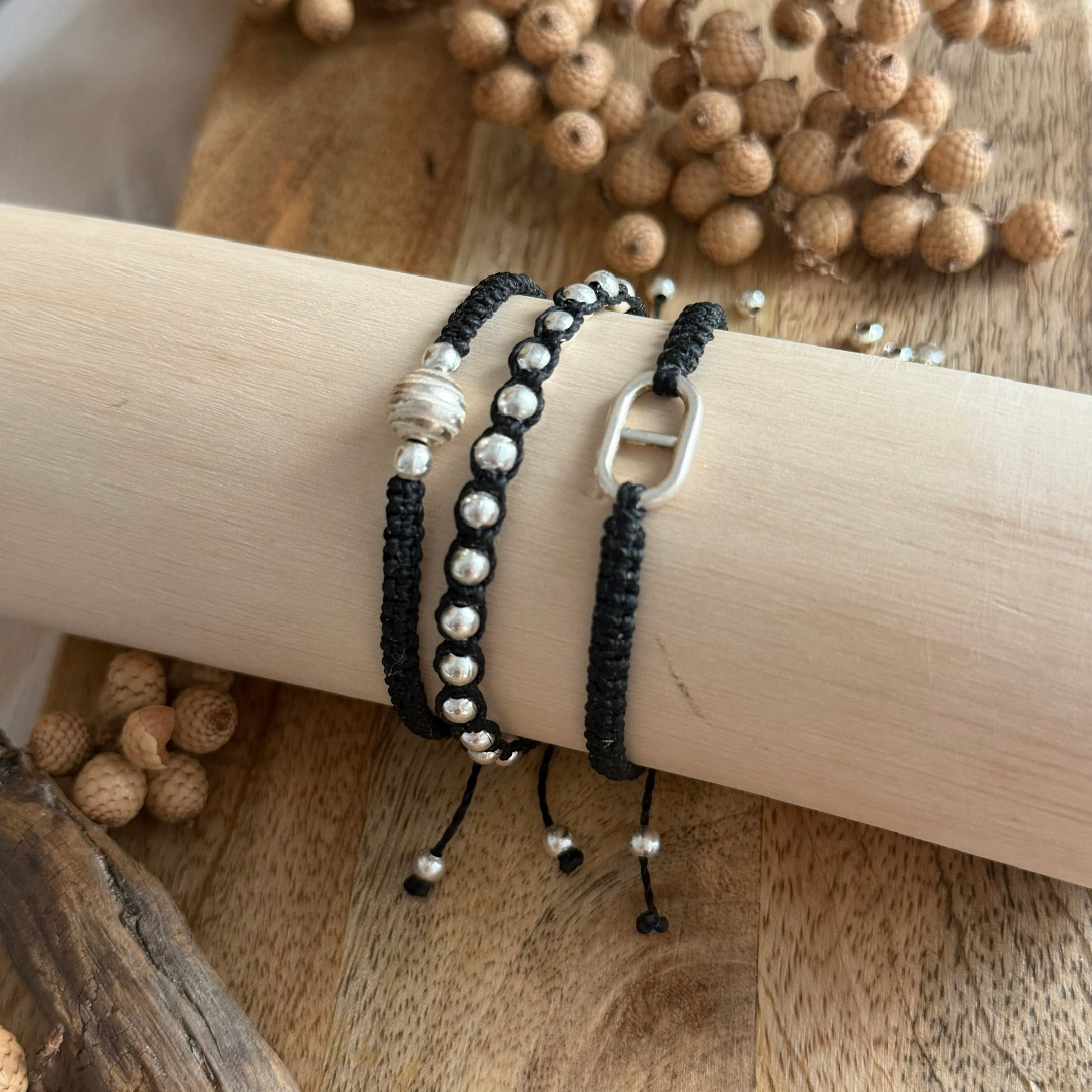 Filigranes Perlenarmband mit Kreuzknoten