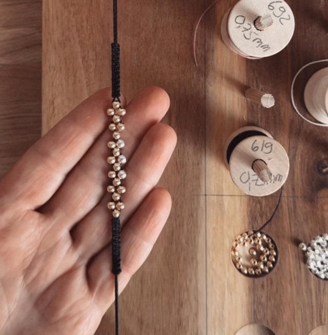 Feines Makrameearmband mit Perlen