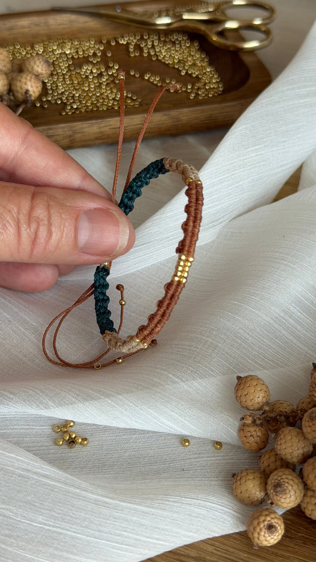 Sommerliches Mikro-Makramee Armband mit feinen Goldakzenten ✨ Einfach nachzuknüpfen mit Rippenknoten, Perlen & gewachstem Garn.