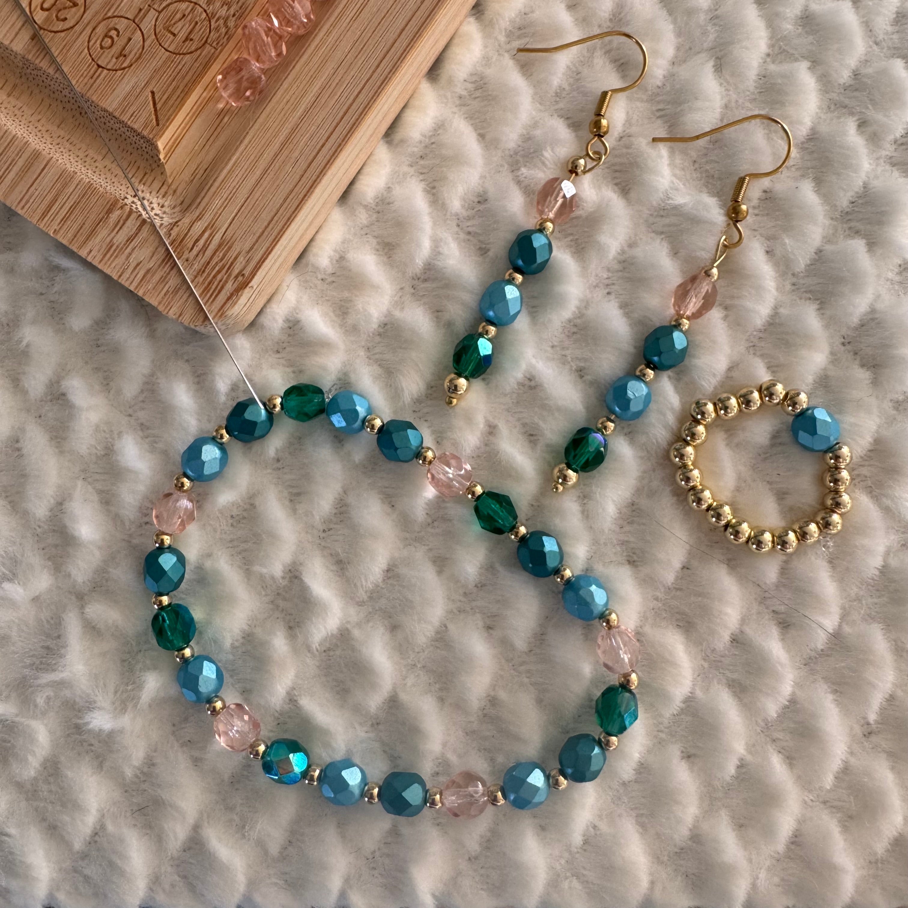 Schmuckset Set aus facettierten und goldenen Perlen