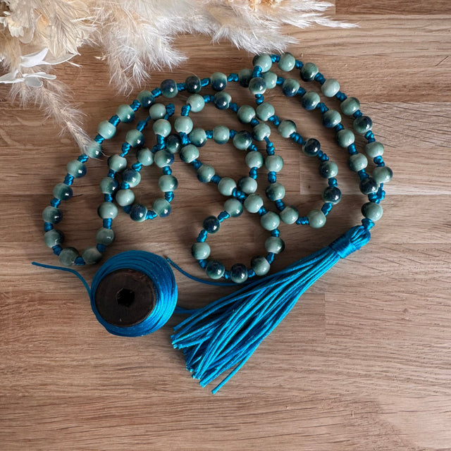 Perlenkette mit schimmerndem Seidengarn