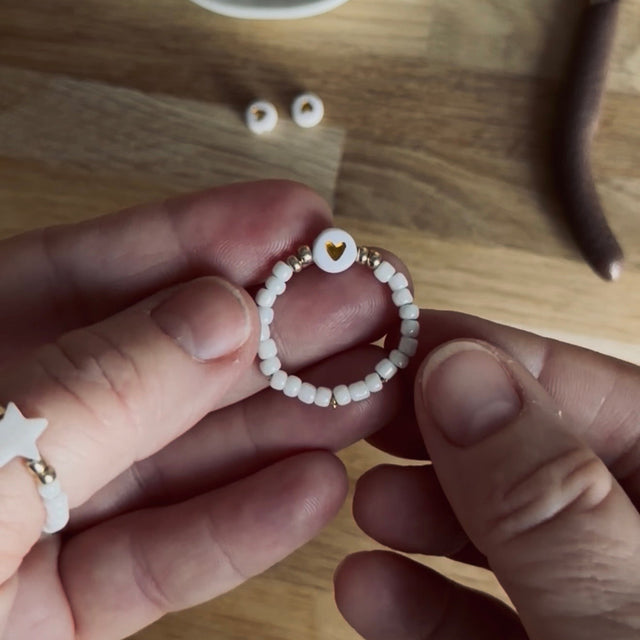 Ring mit Glasperlen/ Rocailles & Herzperle