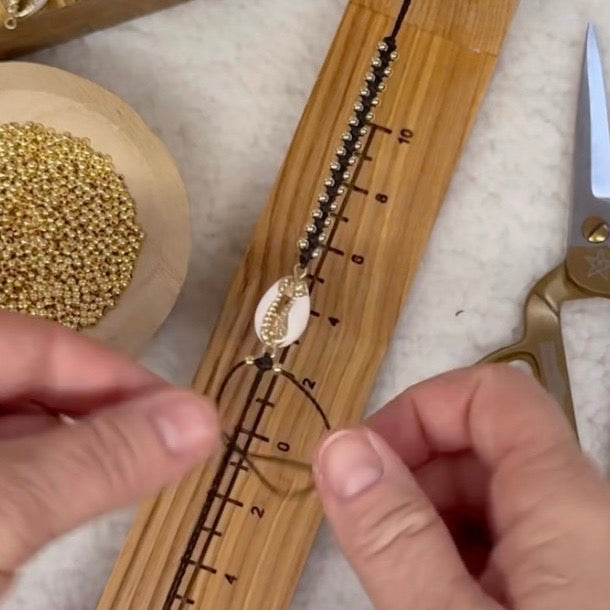 Makramee Armband: Black-&-Gold-Muschelarmband