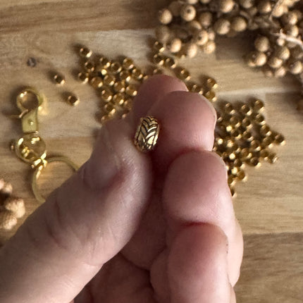 1 x Goldene Perle Ornament mit großem Loch für DIY Schlüssel- und Taschenanhänger