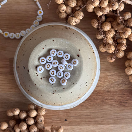 Weiß Gold Acryl Buchstabenperlen für personalisierte DIY- und Makramee-Projekte