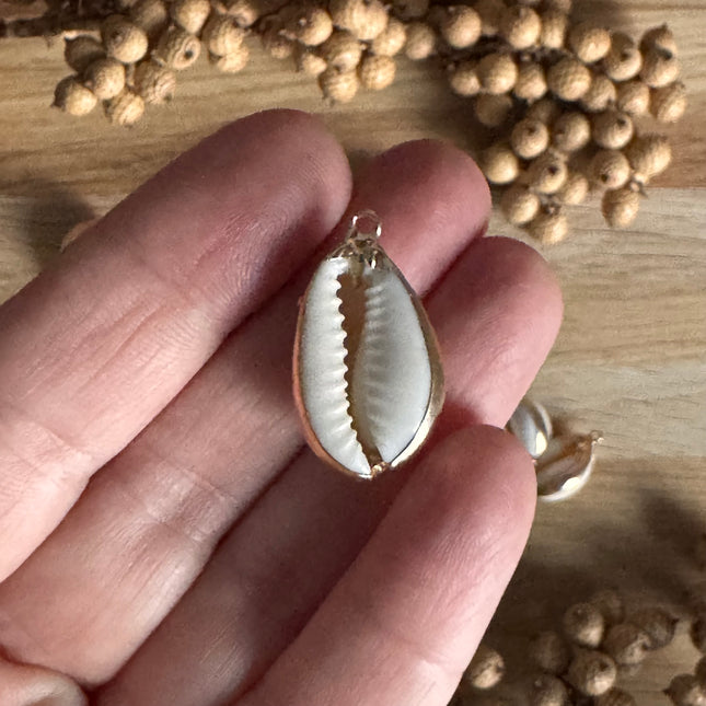 1 x Muschel Anhänger Kauri mit Öse | in Sand-Gold | Für Schmuck & DIY‘s
