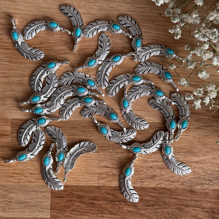 1 x Federanhänger | in Antikem Silber mit Türkis | 30 x 8 mm | Für Mikromakramee, Schmuck & DIY‘s