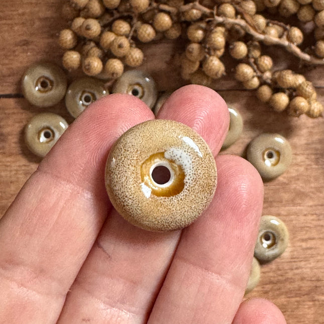 1 x Flache Perle Donut aus Keramik | Hellbraun | Für Mikromakramee, Schmuck & DIY‘s