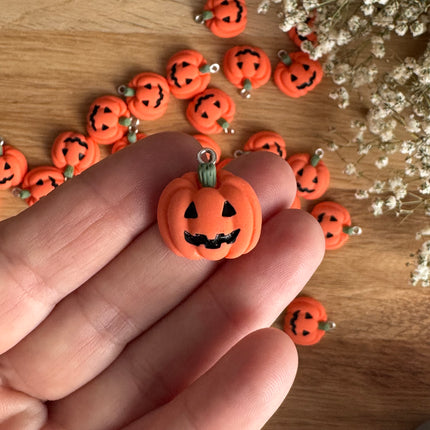 1 x Kürbisanhänger aus Resin | in Orange-Schwarz-Grün | Für Mikromakramee, Schmuck & DIY‘s