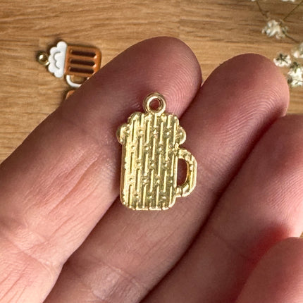 1 x Bierkrug-Anhänger | in Gold-Braun-Weiß | 18 x 11 mm | Für Mikromakramee, Schmuck & DIY‘s