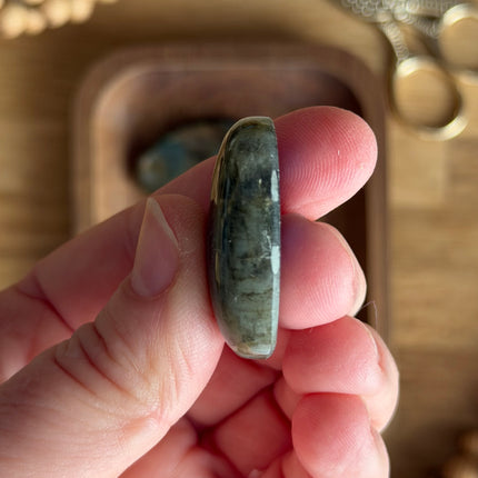 1 x Grau-blauer Labradorit Cabochon -  circa 3,5 x 2 cm |  Makramee, Mikromakramee & DIY Schmuck