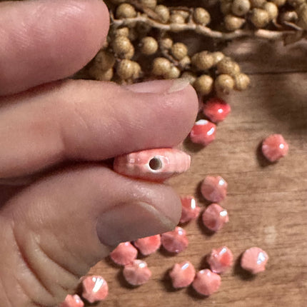 1 x Rosa Handgefertigte Muschelperle aus Keramik | Für Mikromakramee, Schmuck & DIY‘s