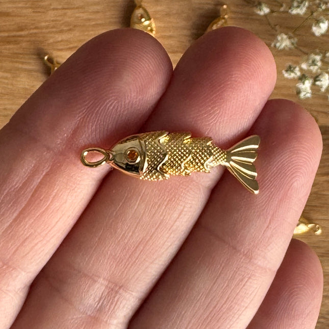 1 x Fischanhänger | in Gold | 27 x 8 mm | Für Mikromakramee, Schmuck & DIY‘s