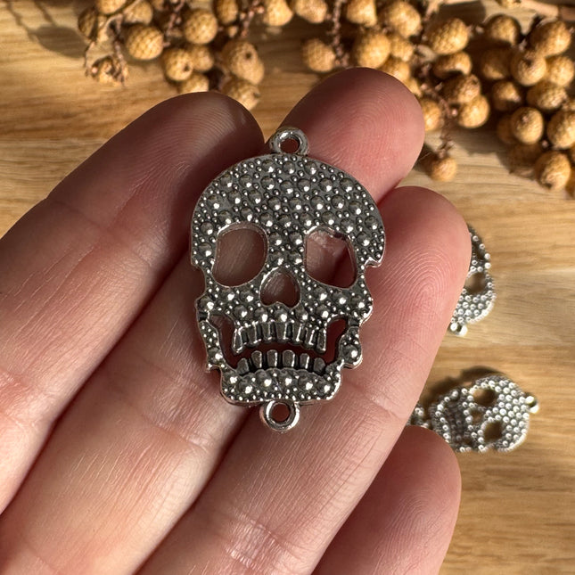 Totenkopf Anhänger silber – Skull Connector für DIY Schmuck & Makramee