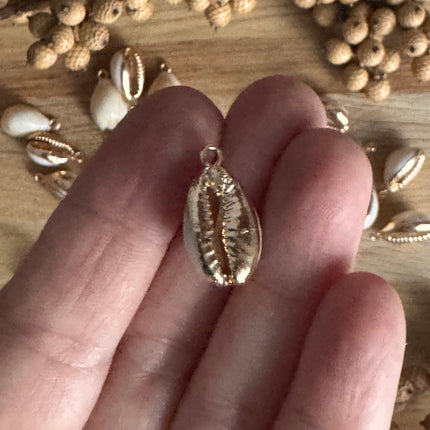 1 x Muschel Anhänger Kauri mit Öse | in Beige-Gold | Für Schmuck & DIY‘s