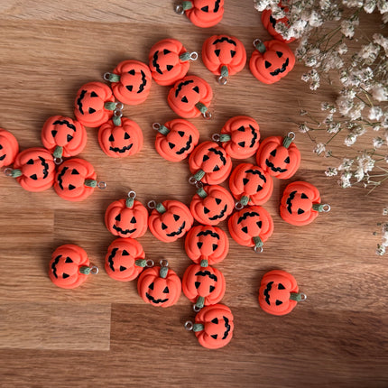 1 x Kürbisanhänger aus Resin | in Orange-Schwarz-Grün | Für Mikromakramee, Schmuck & DIY‘s