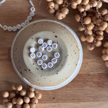 Weiß Gold Acryl Buchstabenperlen für personalisierte DIY- und Makramee-Projekte