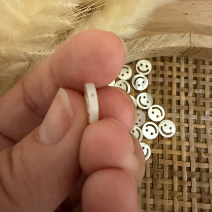 1 x Smiley Verbinder Muschel| Naturweiß| ca. 10mm (Ø0.7mm) | Mikro, Makramee, Schmuck & DIY‘s