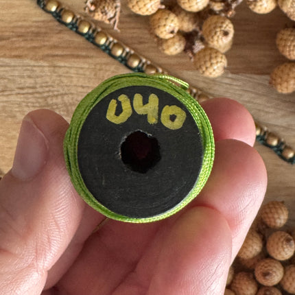 1 x 10 m Grasgrün (040) | Ungewachstes Polyestergarn 1 mm für Mikro Makramee | Schmuckherstellung DIY