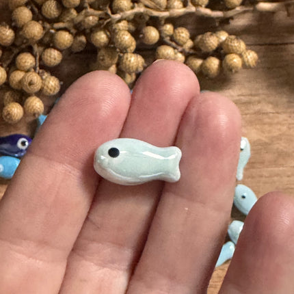 1 x Hellblau & Dunkelblau Fisch Perle aus Keramik | 19 x 10 mm | Für Mikromakramee, Schmuck & DIY‘s