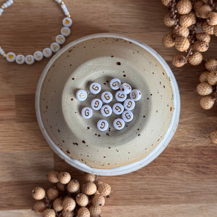 Weiß Gold Acryl Buchstabenperlen für personalisierte DIY- und Makramee-Projekte