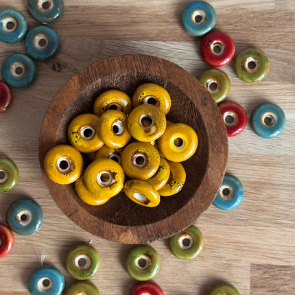 1 x Flache Perle Donut aus Keramik | in Sonnengelb  | Für Mikromakramee, Schmuck & DIY‘s