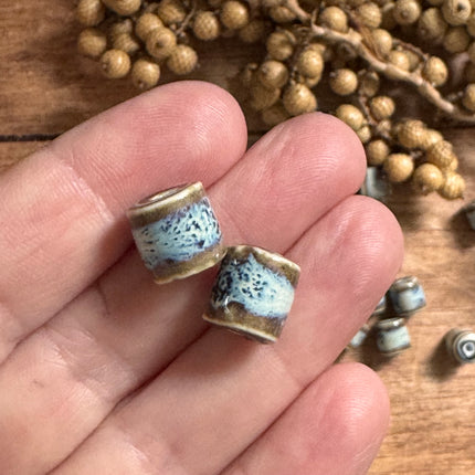 2 x braun blaue Keramik Rohrperlen handgefertigt | Für Mikromakramee, Schmuck & DIY‘s