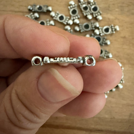 1 x Verbinder| Zinklegierung & Epoxidharz | in Silber & Schwarz | 21 x 7 mm | Für Mikromakramee, Schmuck & DIY‘s