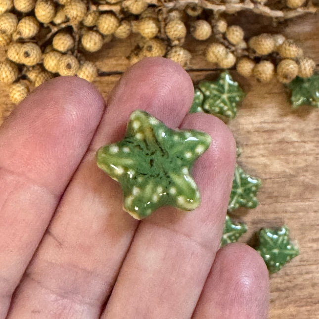 1 x Seesternperle aus Keramik | in Grün | Für Mikromakramee, Schmuck & DIY‘s