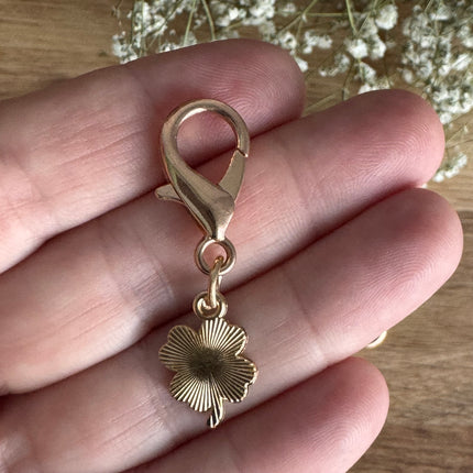 1 x Lucky Charm Four-Leaf Clover Pendant with Carabiner Hook – Green &amp; Gold