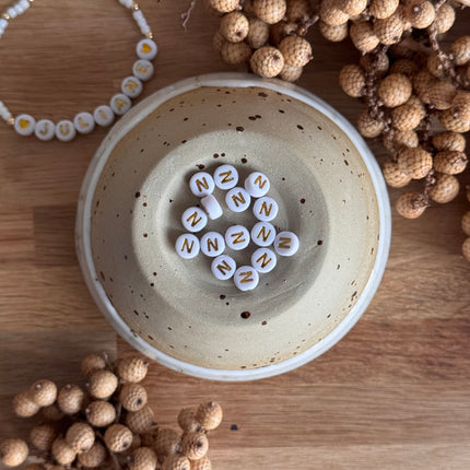 Weiß Gold Acryl Buchstabenperlen für personalisierte DIY- und Makramee-Projekte