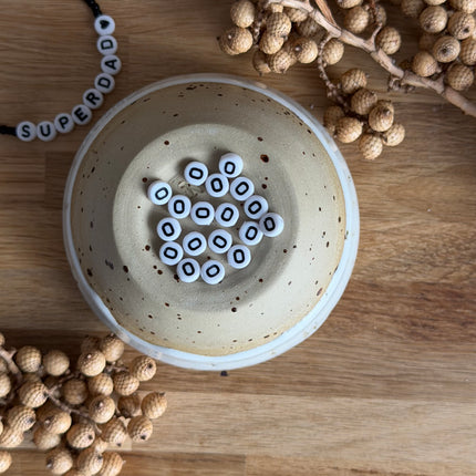 1 x Weiß Schwarz A-Z Buchstabenperlen Acryl  für personalisierte DIY- und Makramee-Projekte