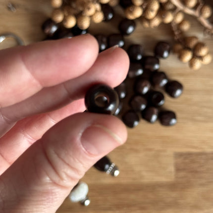 1 x Dunkelbraun Harz Fassperle mit großem Loch für DIY Schlüssel- und Taschenanhänger