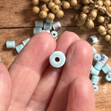 2 x hellblaue Keramik Rohrperlen handgefertigt | Für Mikromakramee, Schmuck & DIY‘s