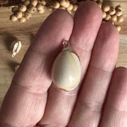 1 x Muschel Anhänger Kauri mit Öse | in Sand-Gold | Für Schmuck & DIY‘s