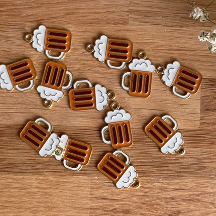 1 x Bierkrug-Anhänger | in Gold-Braun-Weiß | 18 x 11 mm | Für Mikromakramee, Schmuck & DIY‘s