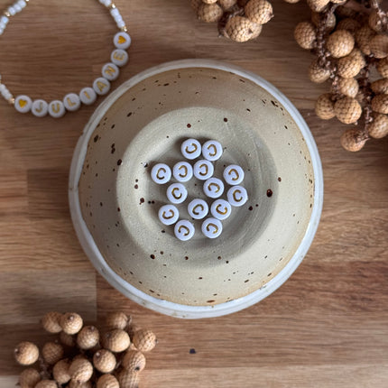 Weiß Gold Acryl Buchstabenperlen für personalisierte DIY- und Makramee-Projekte