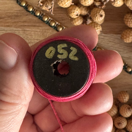 1 x 10 m Beerenrot (052) | Ungewachstes Polyestergarn 1 mm für Mikro Makramee | Schmuckherstellung DIY