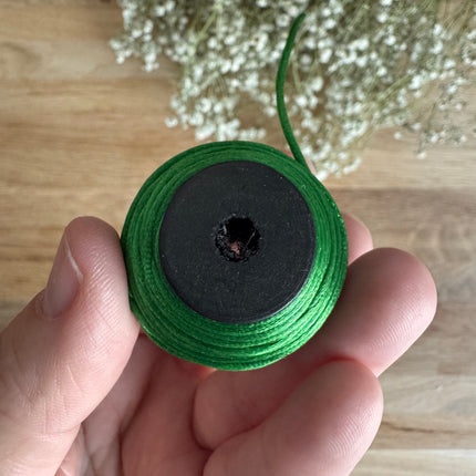 1 x Smaragdgrün Schmuck Kordel in Seidenoptik  | ø 1,2 mm x 10 m | Für Mikromakramee, Schmuck & DIY‘s