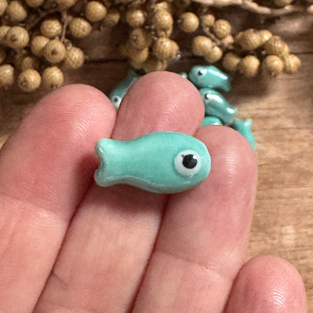 1 x Türkis Fisch Perle aus Keramik | 19 x 10 mm | Für Mikromakramee, Schmuck & DIY‘s