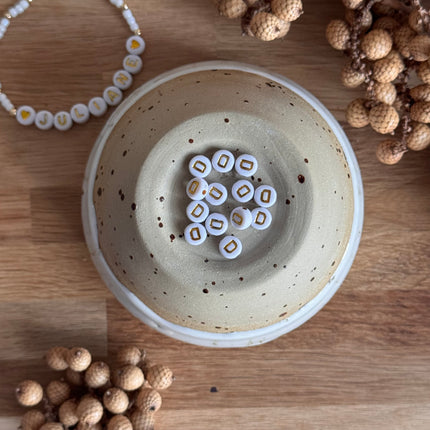 Weiß Gold Acryl Buchstabenperlen für personalisierte DIY- und Makramee-Projekte