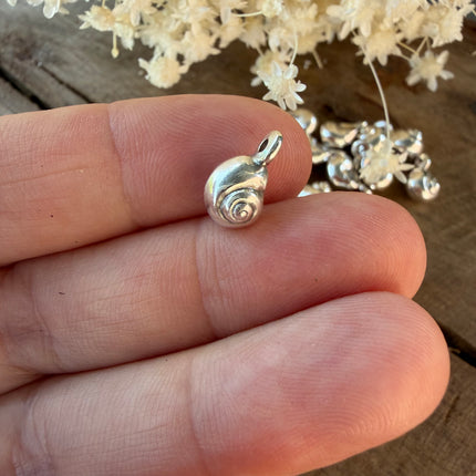 1 x Schneckenmuschel-Anhänger Silberfarben – Maritime Schmuckanhänger für Makramee & DIY-Schmuck