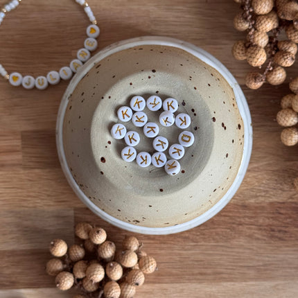 Weiß Gold Acryl Buchstabenperlen für personalisierte DIY- und Makramee-Projekte